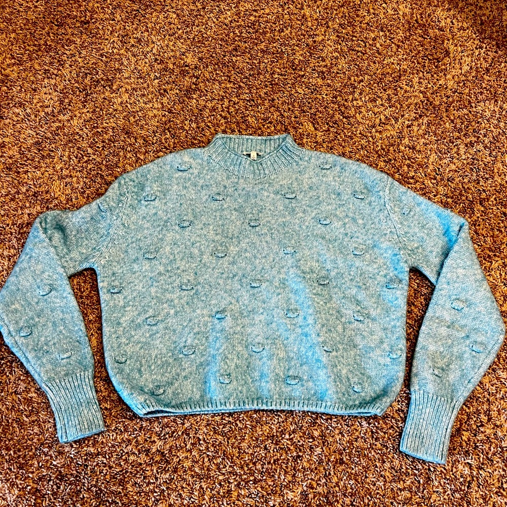 En crème blue knit pullover sweater size small